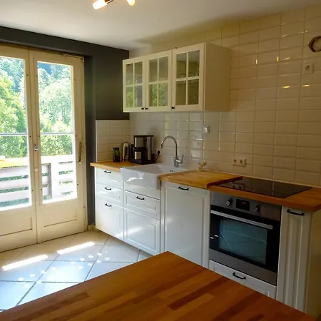 Moonshine 79 سانت بلاسين